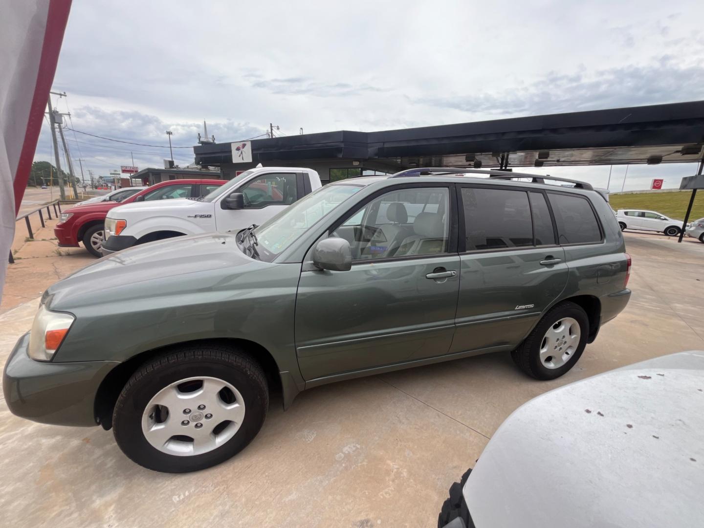 2007 GREEN TOYOTA HIGHLANDER BASE; LIM V6 2WD with 3rd-Row Seat (JTEDP21A370) with an 3.3L V6 DOHC 24V engine, 5-Speed Automatic Overdrive transmission, located at 8101 E. Skelly Dr., Tulsa, OK, 74129, (918) 592-3593, 36.121891, -95.888802 - Photo#1